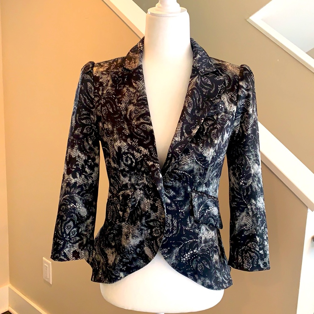 Fitted jacket with Black and Gray Design